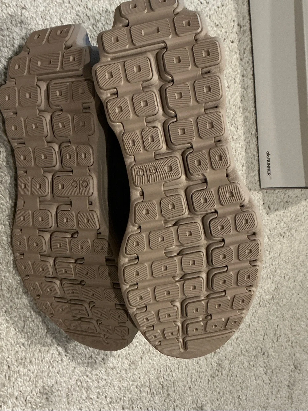 Alo Yoga Runner Core Gravel Sneaker 10